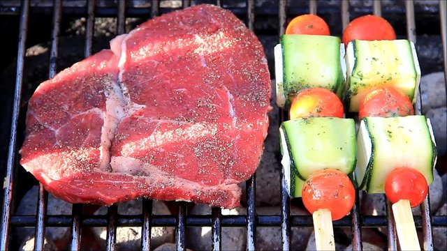Steak und Gem&uuml;sespie&szlig;e mit Schafsk&auml;se grillen
