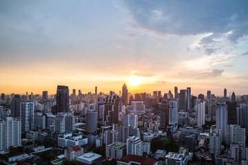 Fototapeta premium widok na zachód słońca nad głąb miasta
