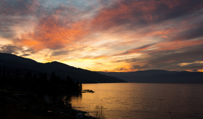 Fototapeta na wymiar Scenic Sunset on Mountain lake