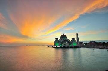 Naklejka premium Stunning sunset/blue hour view at Malacca Straits Mosque. Image taken at Malacca, Malaysia.