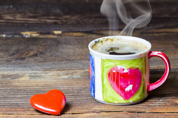 Filiżanka gorącej kawy i czerwone serduszko © Mike Mareen