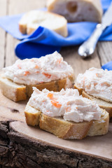 Smoked salmon dip with ciabatta