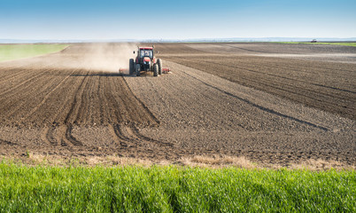 Obraz premium Tractor preparing land