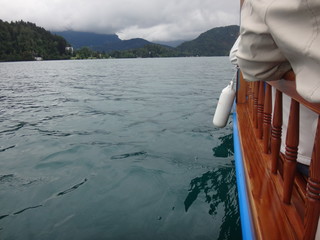 Лодка на поверхности озера в летний пасмурный день