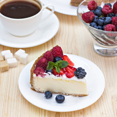 Cheesecake with fresh berries o the table