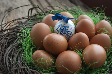 Ostern, Ostereier auf Holz Hintergrund