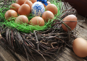 Ostern, Ostereier auf Holz Hintergrund