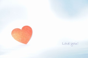 Herz auf hellblau-weißem Hintergrund mit Text 