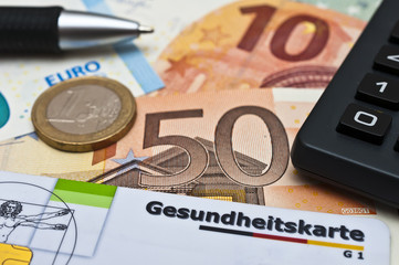 Gesundheitskarte mit Geldscheinen und Münzen