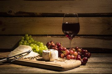 Rotwein mit Trauben und Käse