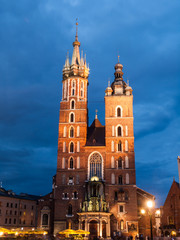 Fototapeta na wymiar St Mary's Basilica in Krakow by night