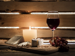 Rotwein mit Trauben und Käse