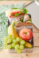 Lunchpaket mit belegten Broten