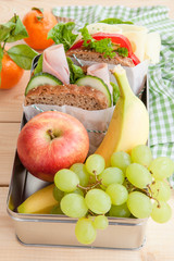 Lunchpaket mit belegten Broten