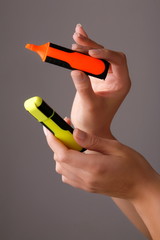 Mani con evidenziatori