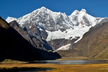 Fototapeta na wymiar glacier above the mountain lake