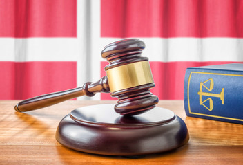 Richterhammer und Gesetzbuch - Dänemark