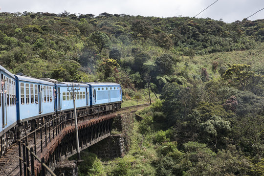 Viejo tren encima de un puente de hierro. Ella, Sri Lanka 