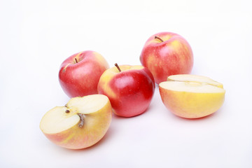 Naklejka na ściany i meble спелые яблоки на белом фоне