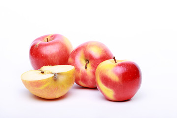 спелые яблоки на белом фоне