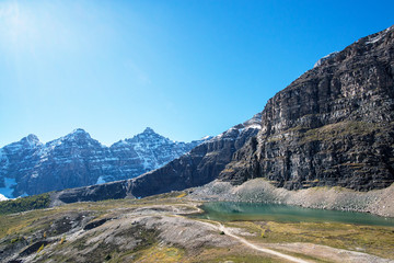 Naklejka premium two hikers on a small trail in the Valley of the Ten Peaks in the national park of banff in the rocky mountains of alberta canada