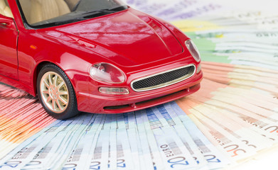 Auto auf gef&auml;cherten Euro Banknoten