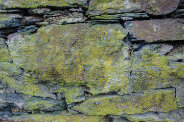 Steinmauer mit Grünspan