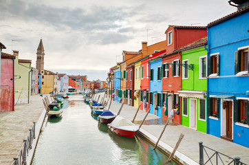 Fototapeta na wymiar Brightly painted houses at the Burano canal