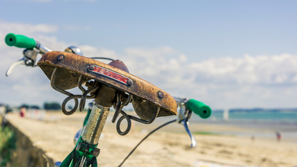 Une selle de vélo sur le bord d'une plage