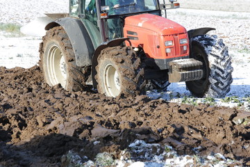 traktor bearbeitet acker im winter