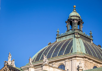 Sommersonne scheint auf das Dacht des Landgerichts in München 