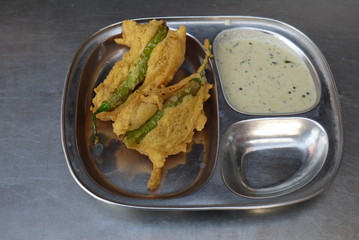 Стручок зеленого перца чили, запеченный в  тесте с соусом 