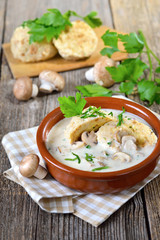 Deftige Rahmchampignons mit Semmelknödel in der Keramikschale serviert - Bavarian bread dumplings with mushroom sauce