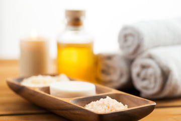 Obraz na płótnie Canvas close up of soap, himalayan salt and scrub in bowl