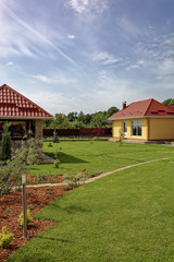 Obraz premium Green lawn and buildings in the backyard