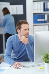 mann arbeitet im büro am pc © contrastwerkstatt