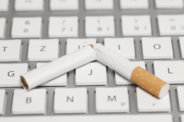 Zerbrochene Zigarette auf Tastatur