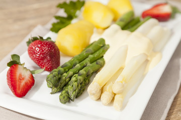 Weißer und grüner Spargel auf Teller