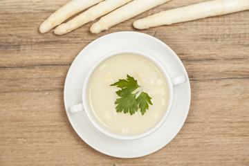 Spargelsuppe aus weißem Spargel