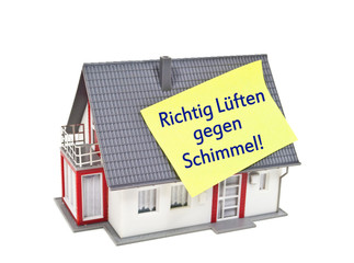 Haus mit Zettel und richtiges Lüften im Winter gegen Schimmel
