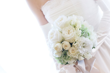 花嫁の白いブーケ