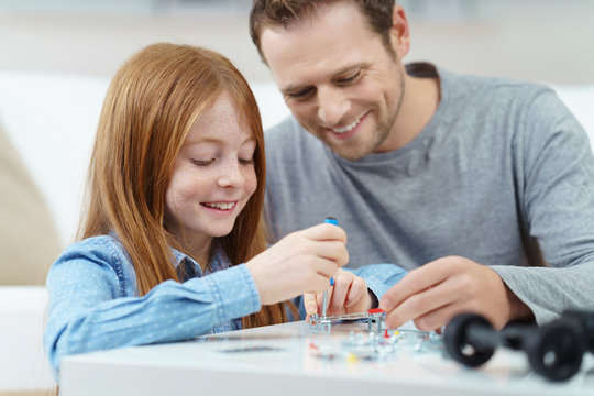 vater und tochter bauen ein modell auto zusammen