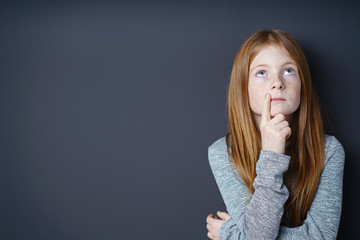 grundschulkind macht ein nachdenkliches gesicht