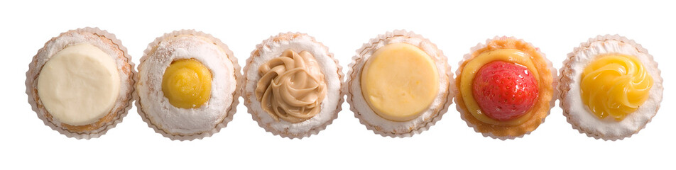 Fila di pasticcini su fondo bianco