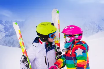 Crédence de cuisine en verre imprimé Sports dhiver Kids skiing in the mountains