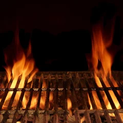 Poster Lege hete houtskoolbarbecue met heldere geïsoleerde vlam © Alex