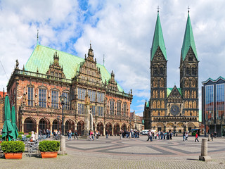 Panoramic view of the Bremen Market Square with City Hall and Bremen Cathedral, Germany - obrazy, fototapety, plakaty