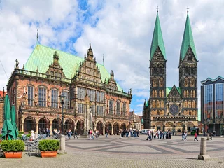 Panoramablick auf den Bremer Marktplatz mit Rathaus und Bremer Dom, Deutschland © Mikhail Markovskiy