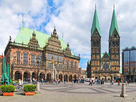 Panoramic view of the Bremen Market Square with City Hall and Bremen Cathedral, Germany