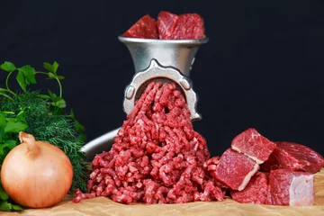 Crédence de cuisine en verre imprimé Viande Mincer with fresh minced meat